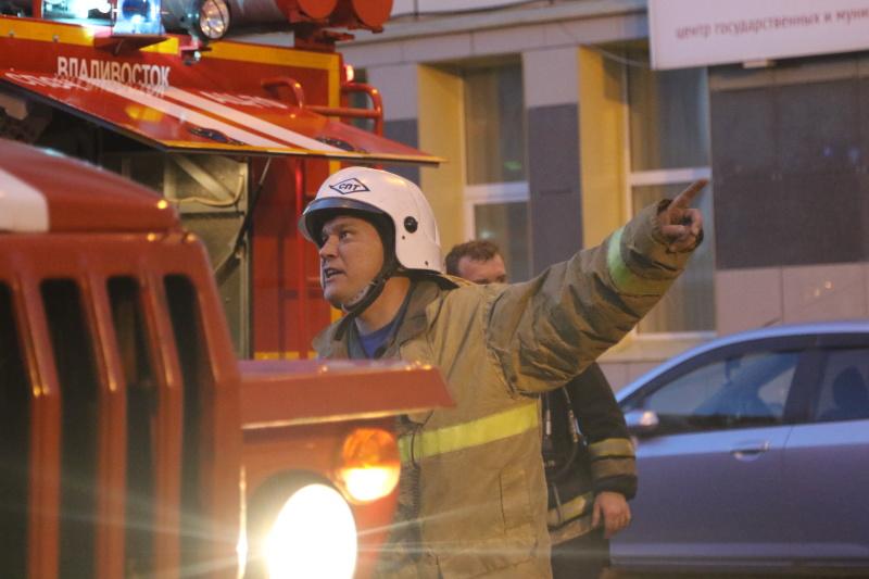 Пожар полыхал в многоквартирном доме Владивостока