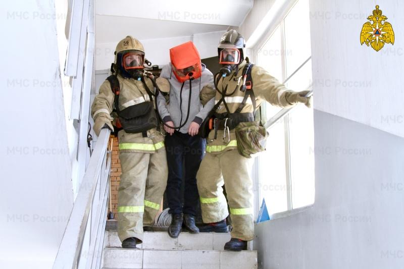 10 человек спасли во время пожара в многоквартирном жилом доме во Владивостоке