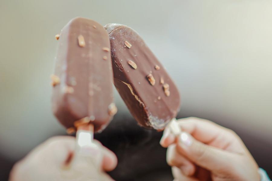 Гадость на палочке: Росконтроль назвал марки мороженого, которые лучше не брать