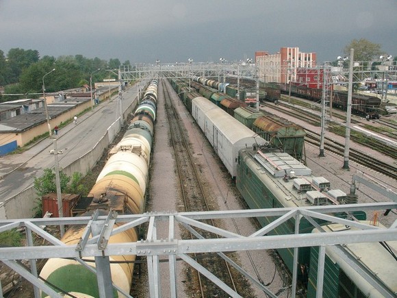«Ведомости»: в Казахстане 22 грузовых поезда из РФ простаивают из-за побега экспедитора с деньгами