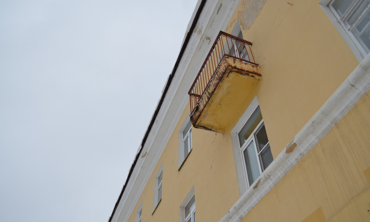 Женщина скинула знакомую с балкона в карельском городе