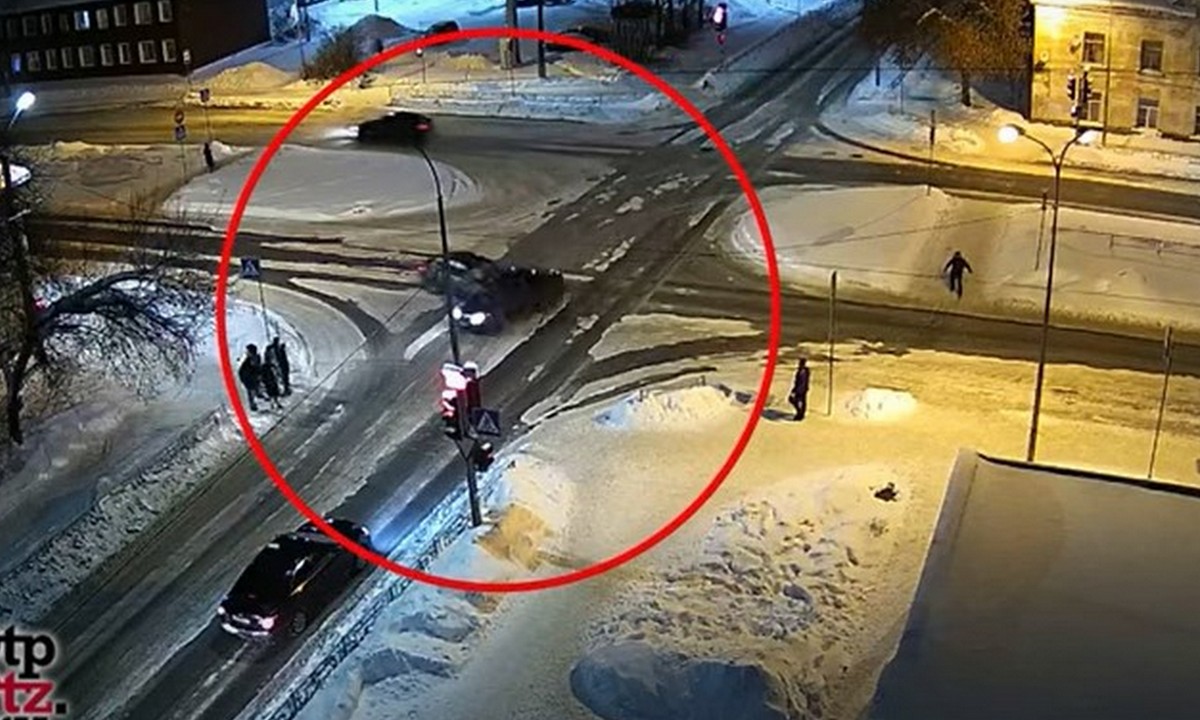 Два автомобиля столкнулись в новогоднюю ночь в Петрозаводске