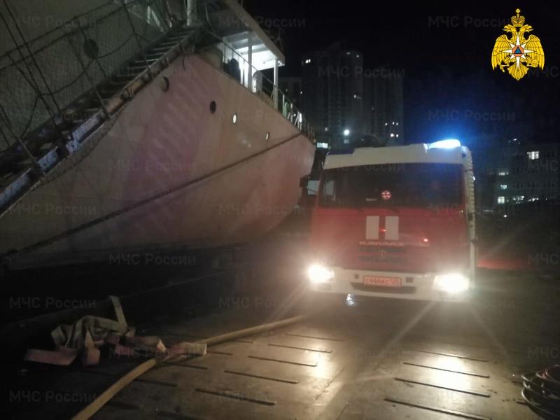 В порту Владивостока во время пожара на судне эвакуированы 18 человек