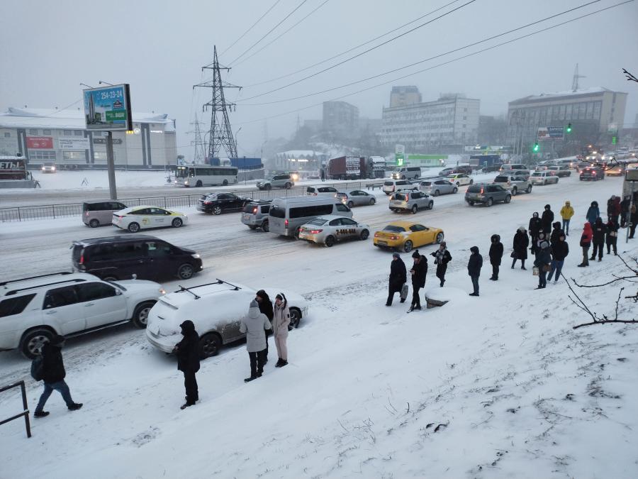 Владивосток встал в снежные пробки
