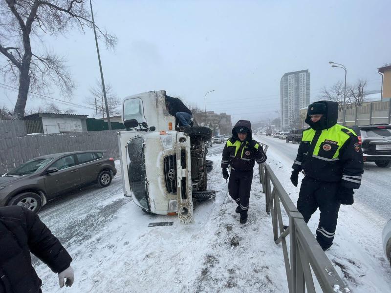 Во Владивостоке привлечен к ответственности водитель завалившегося на бок грузовика