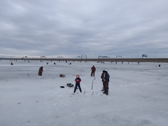 В Ленобласти спасатели сняли со льда Финского залива 15 рыбаков
