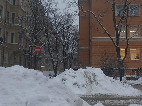 В Петербурге минус восемь, местами слабый снег