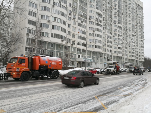 В Петербурге минус шесть, на дорогах снежный накат