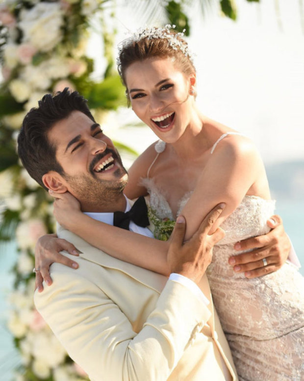 Самая красивая пара Турции: Фахрие Эвджен раскрыла секрет семейного счастья с Бураком Озчивитом