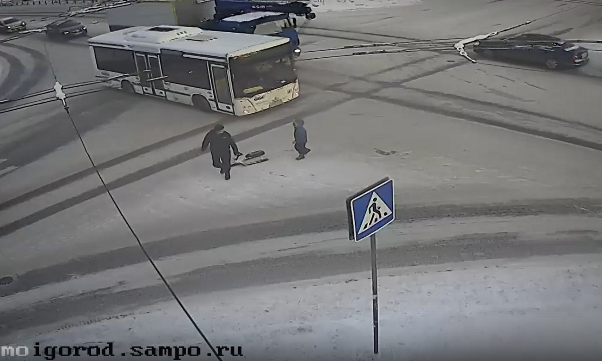 В Петрозаводске ребенок чуть не попал под автобус, после того как упал со снегоката