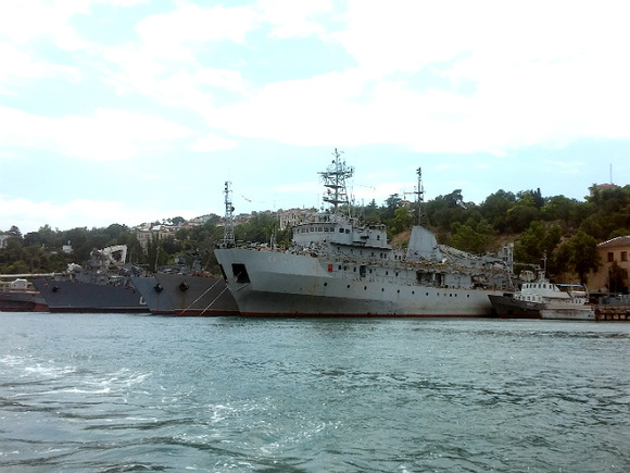 Десятки военных кораблей РФ вышли в Черное море для отработки обороны Крыма